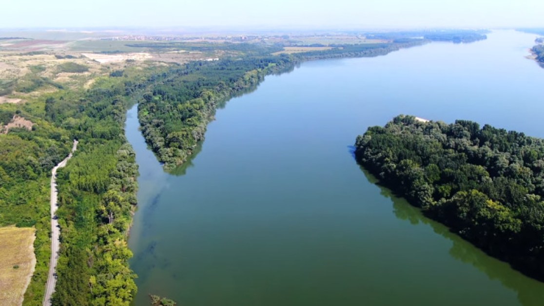 Шлеп с азот потъна в Дунав, има опасност от замърсяване
