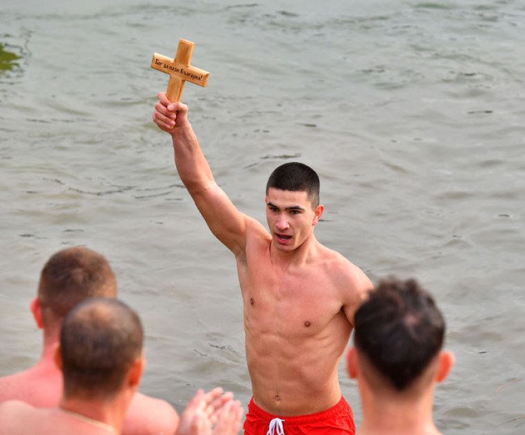 Ученик за трети път вади кръста в Разград