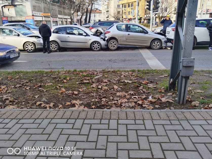 Верижна катастрофа с четири коли на главен булевард в Пловдив  СНИМКИ
