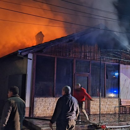 Огнени пламъци са обхванали снощи неработещо заведение в пловдивското село