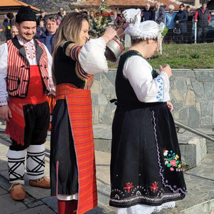 В карловския квартал Сушица на Ивановден спазиха стародавната традиция да