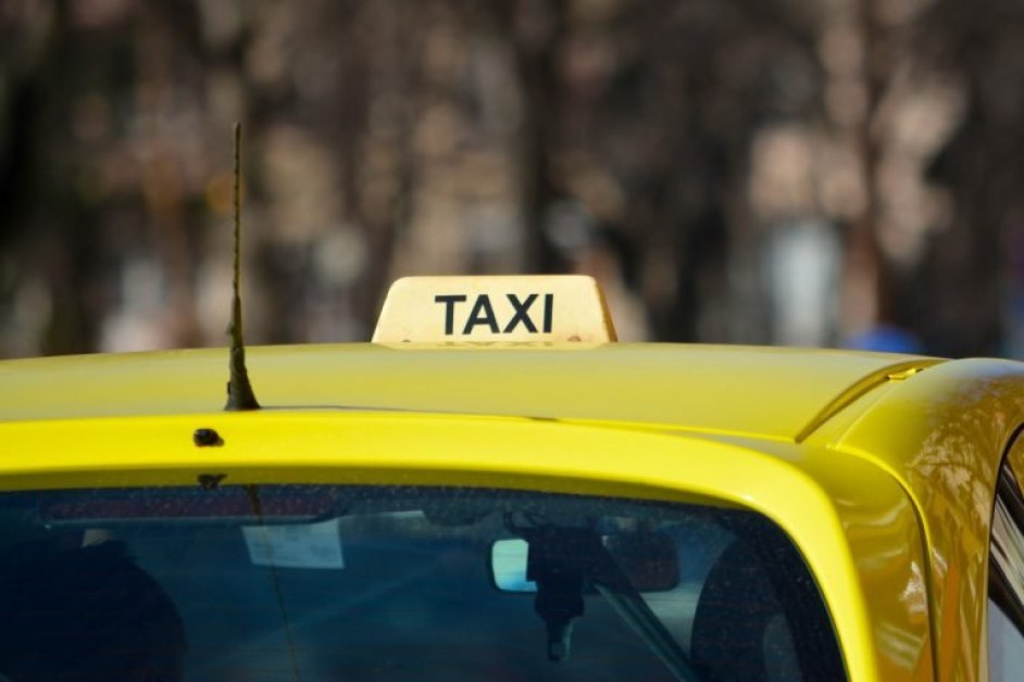 Таксиджия преби клиент с бокс