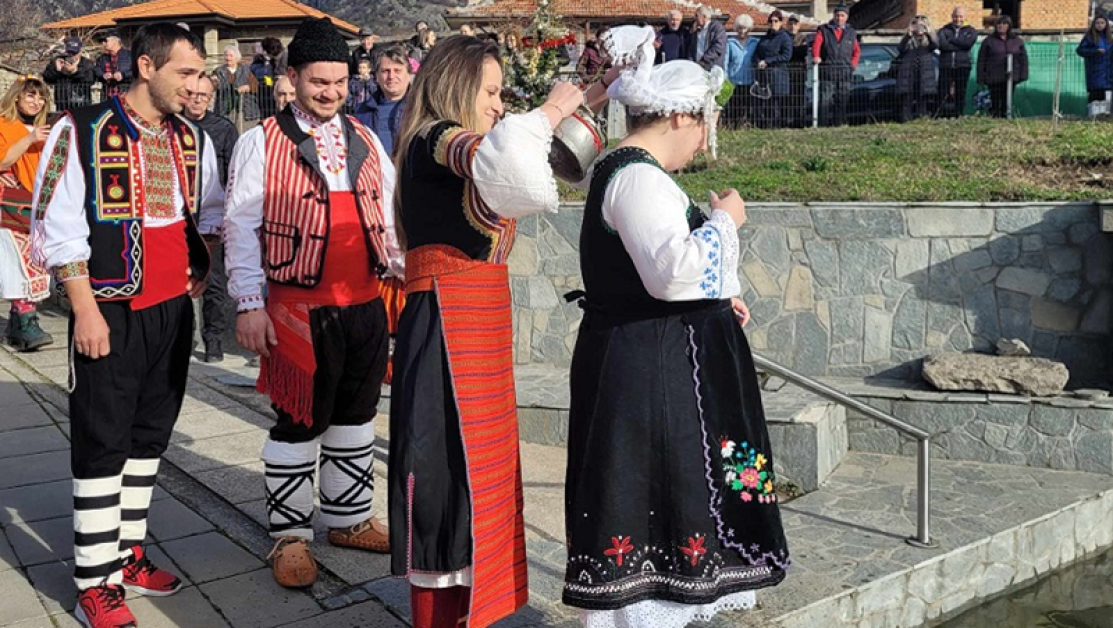 Вековна традиция: На Ивановден в Сушица окъпаха булка СНИМКИ