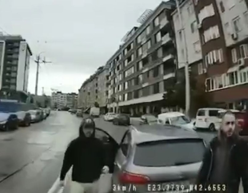 Двама слязоха от джип в София, насочиха се към тролей СНИМКИ