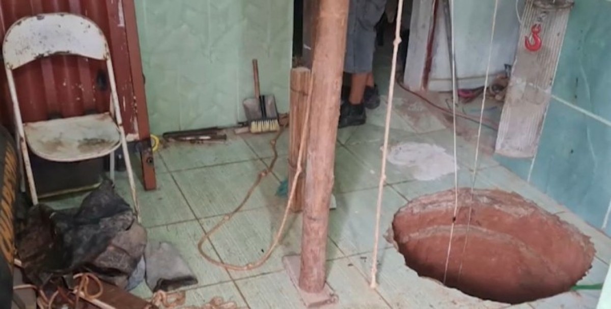 Мъж падна в 40-метрова дупка, която изкопа в кухнята си, и загина СНИМКИ