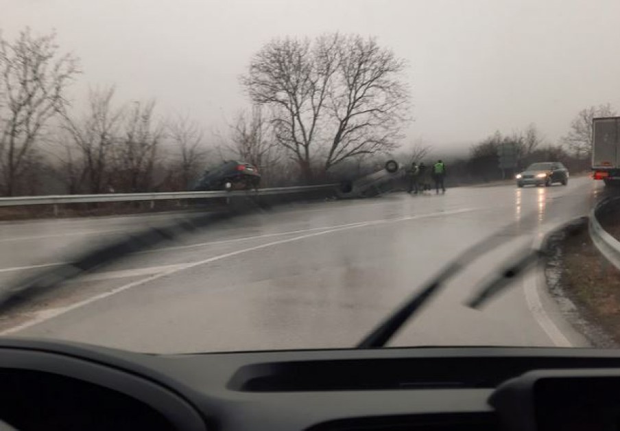Разлята нафта: Две коли се обърнаха, трета е в канавката на пътя София-Варна