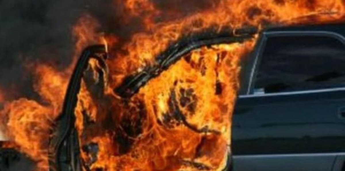 Мъж запали колата на бившата си, подпали се и друг автомобил