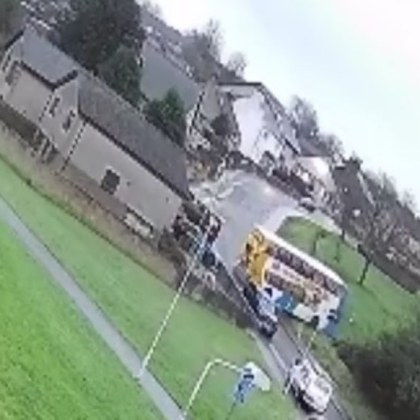Училищен автобус загуби контрол и се блъсна в множество паркирани