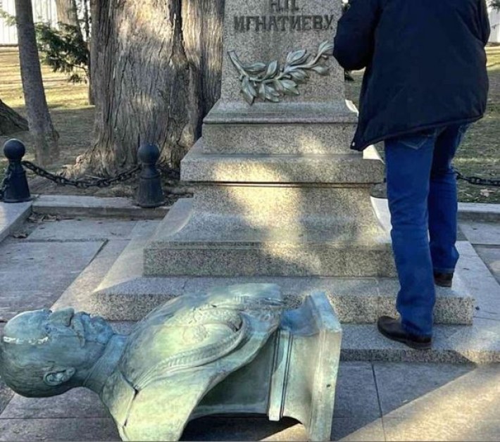 Камери са заснели извършителя на вандалщината срещу паметника на Граф Игнатиев