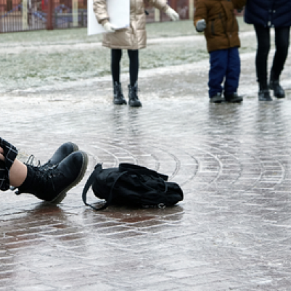 Около 50 души пострадали по заледените тротоари в София са