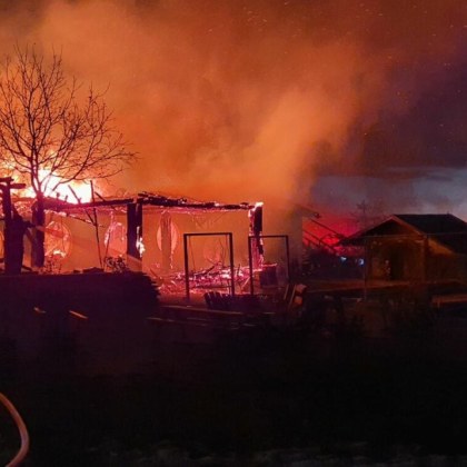 Силно обгорено тяло е открито след пожар в къща в софийското