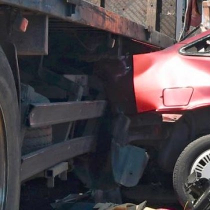 Шофьор на кола се блъсна в товарен автомобил на пътя