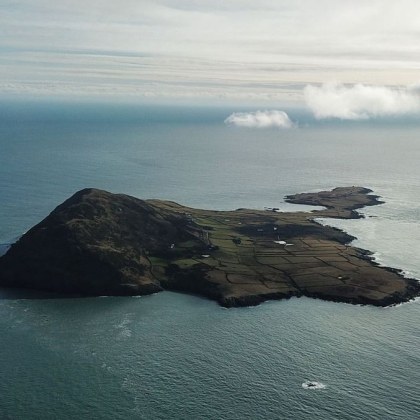 Собствениците на изолиран уелски остров търсят двама надзиратели които да