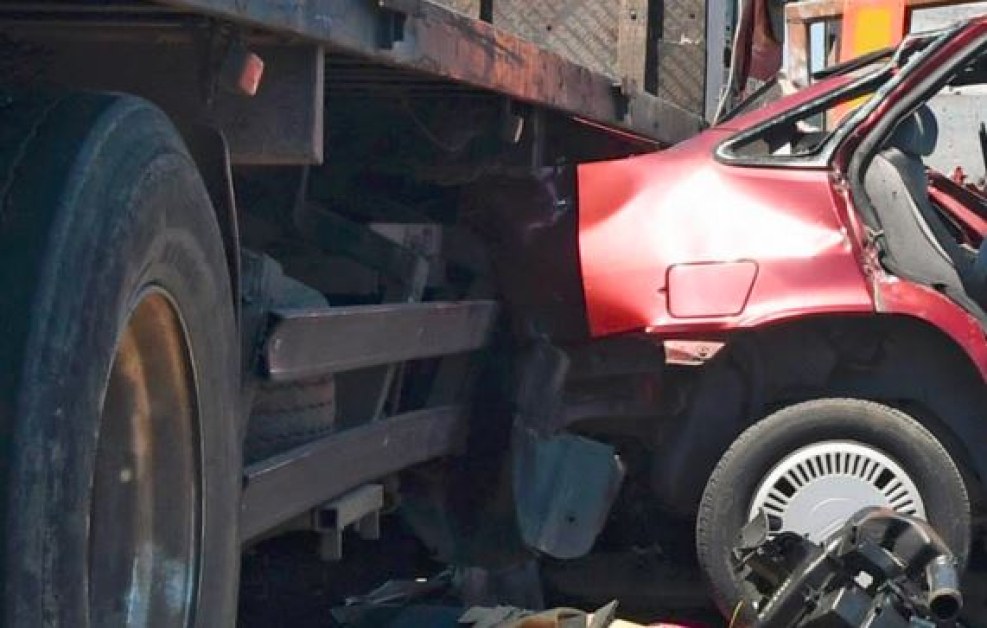 Шофьор на кола се блъсна в товарен автомобил на пътя