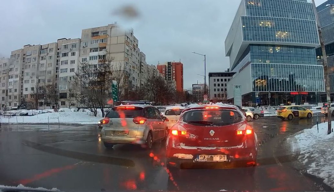 Шофьор на кръстовище: Някой трябва да ви ожули скъпоценната ламарина ли? ВИДЕО