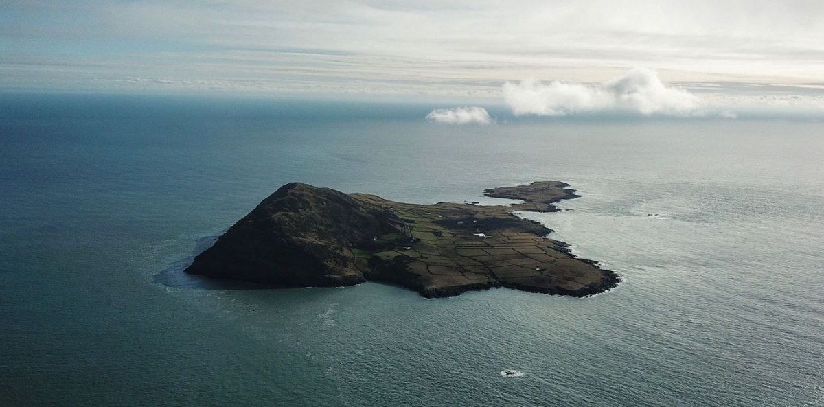 Собствениците на изолиран уелски остров търсят двама надзиратели, които да