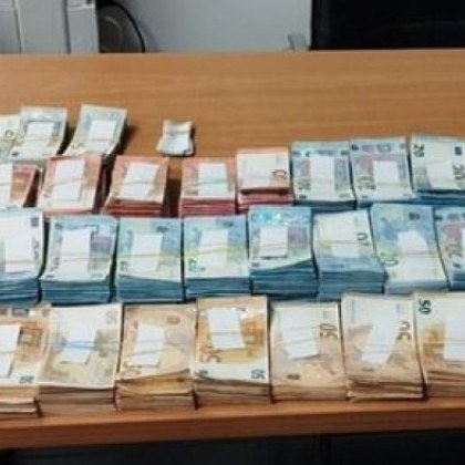Митничарите на граничен пункт Капитан Андреево са открили недекларирана валута