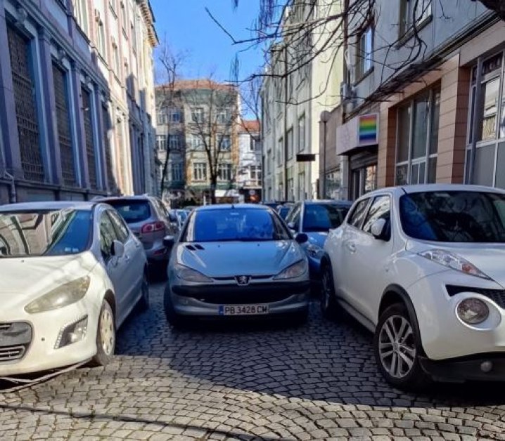 Когато няма места за паркиране в Пловдив, трябва изобретателност СНИМКИ