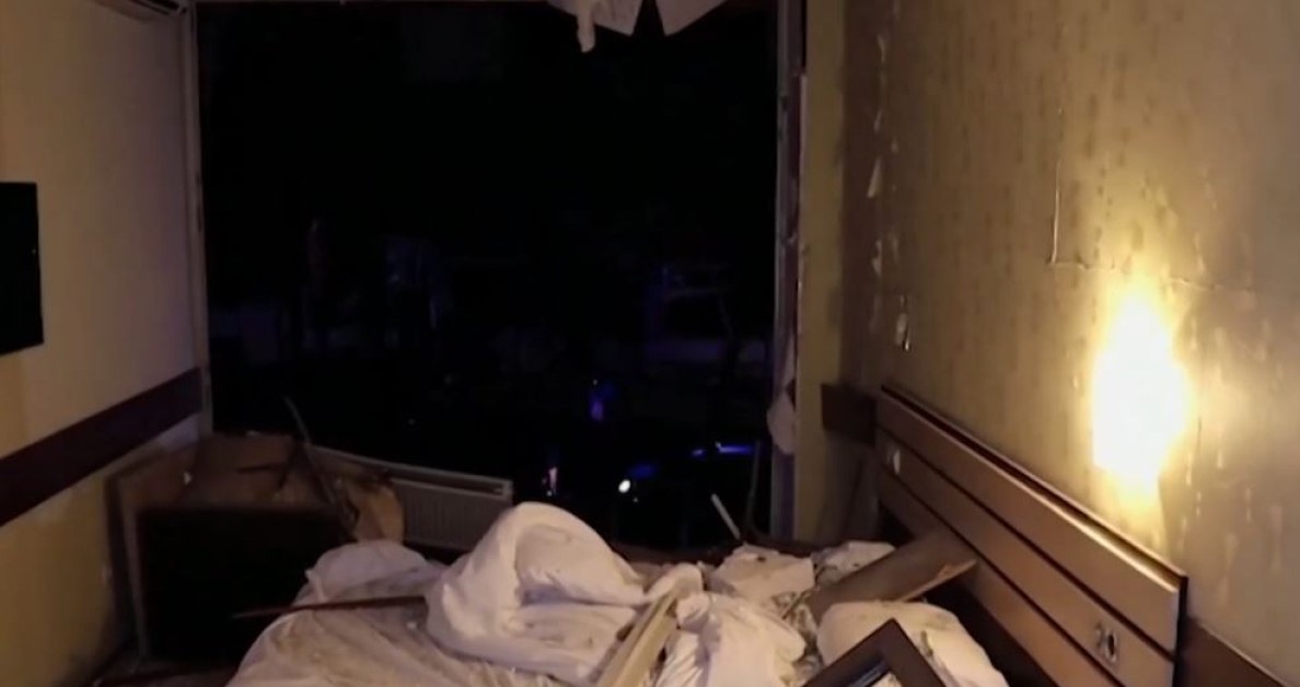 Ракети удариха хотел, има ранени ВИДЕО