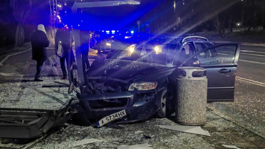 Шофьор е с опасност за живота, след като се заби в автобусна спирка в Бургас ВИДЕО