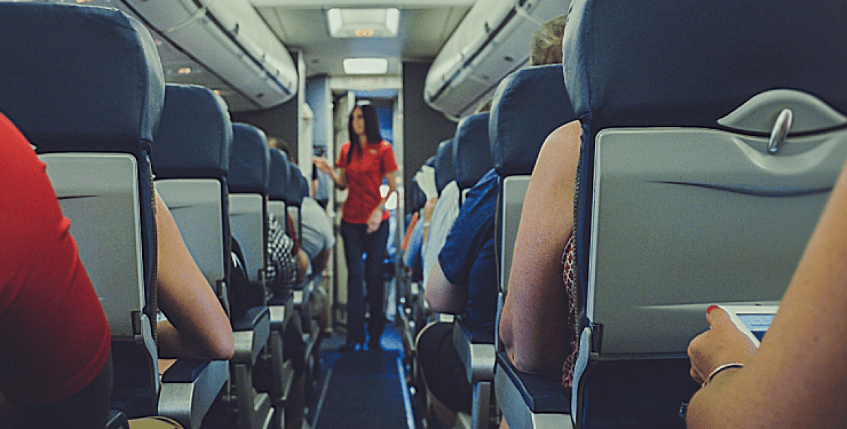 Жена подлуди пътниците в самолет по време на полет ВИДЕО