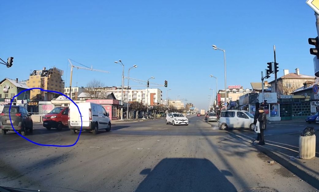 Бус тръгна на червено, попадна в клопка ВИДЕО