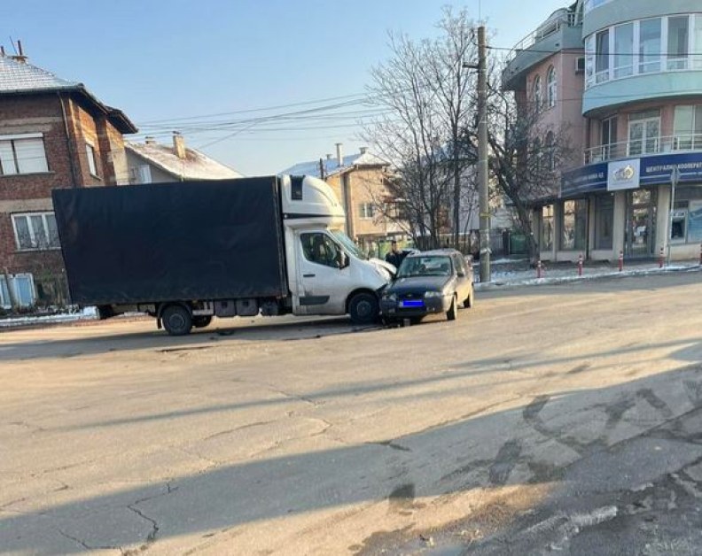 Камион и кола се сблъскаха в София СНИМКА