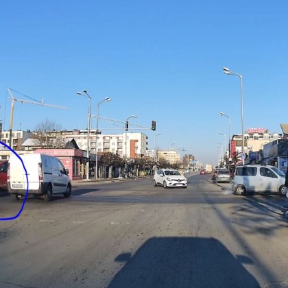 Бус тръгна на червено, попадна в клопка ВИДЕО
