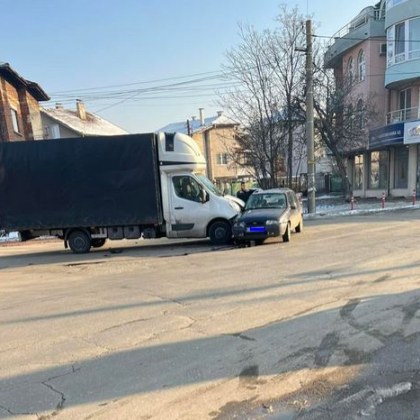 Камион и кола се сблъскаха в столицата алармират граждани в