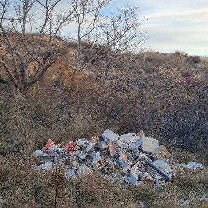 Строителни отпадъци били изхвърлени в района на дюни Случаят е