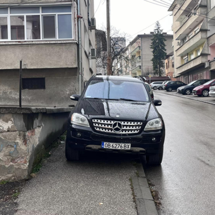 Шофьор с джип паркира на тротоар в Ловеч и си