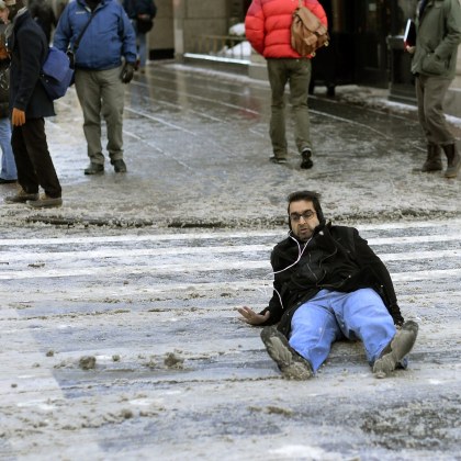 Заледените тротоари и улици в София изпратиха десетки хора в