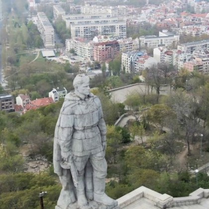 Искат ли пловдивчани премахването на Альоша?