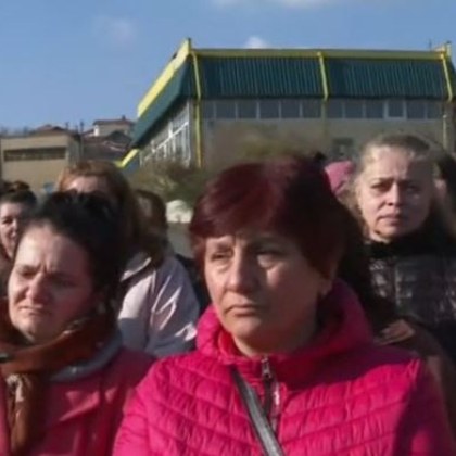 Протест на шивачки в Кърджали, не са получавали заплата от месеци