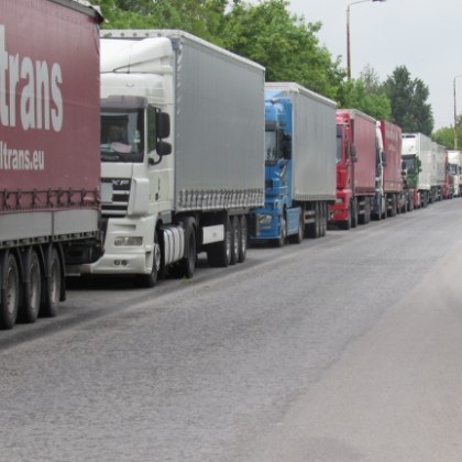 Десетки румънски трактори и камиони блокираха напълно граничния пункт с