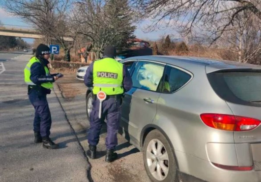 Шофьори получиха фишове за 13 хиляди лева, полицията ги връчва и у дома