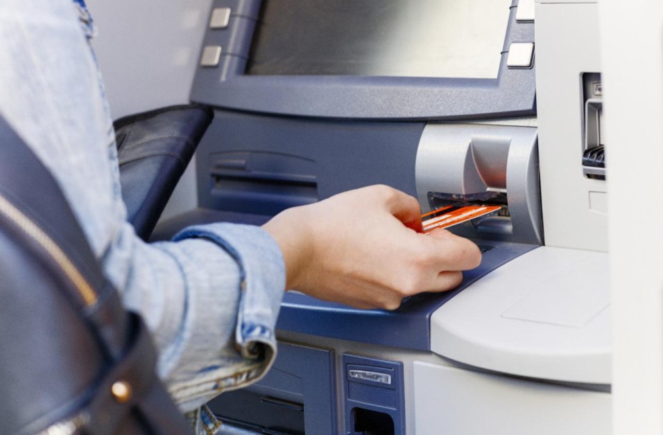 Въвеждат промени при тегленето на пари от банкомат