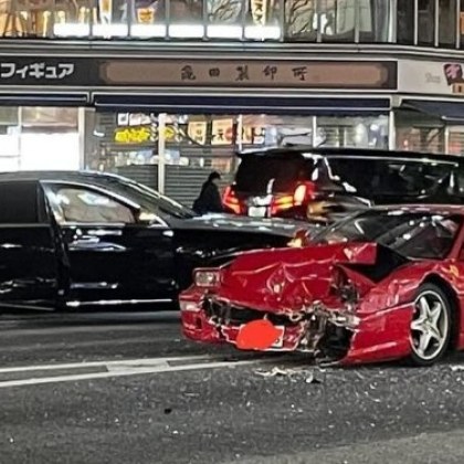Много скъп инцидент стана в Япония  Суперавтомобилът Ferrari F355 от 90 те години и