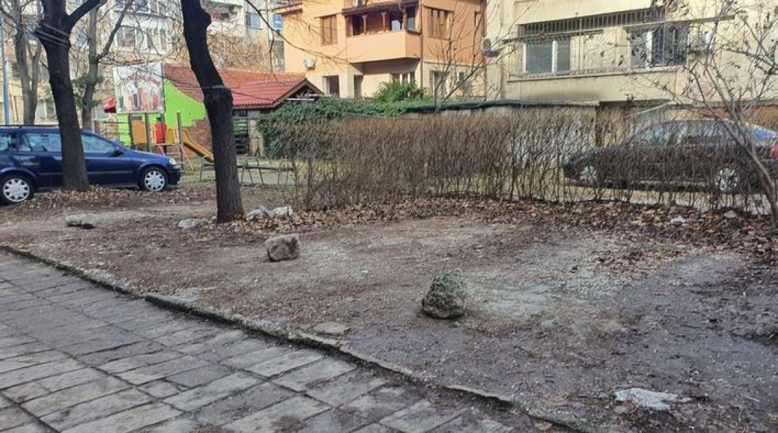 Пловдивска еволюция: Камъни заместиха обичайните туби СНИМКА