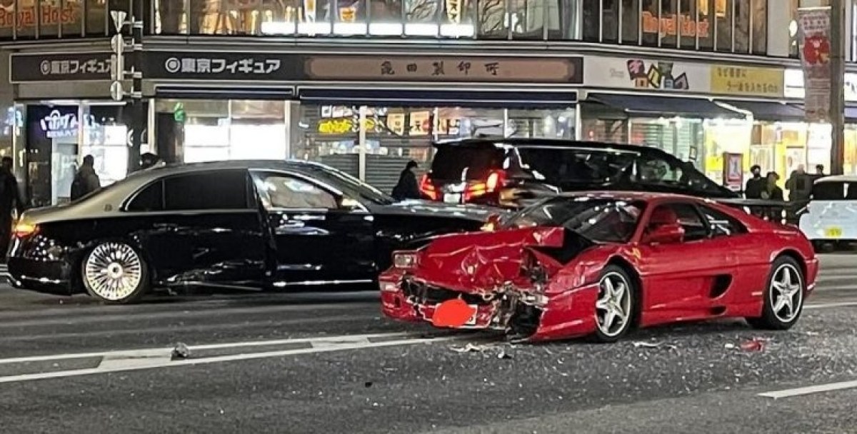 Снимка: Скъпа катастрофа: класическо Ferrari и нов Maybach се сблъскаха
