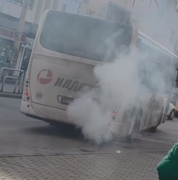 Автобус от градския транспорт бълва кълба от пушек ВИДЕО