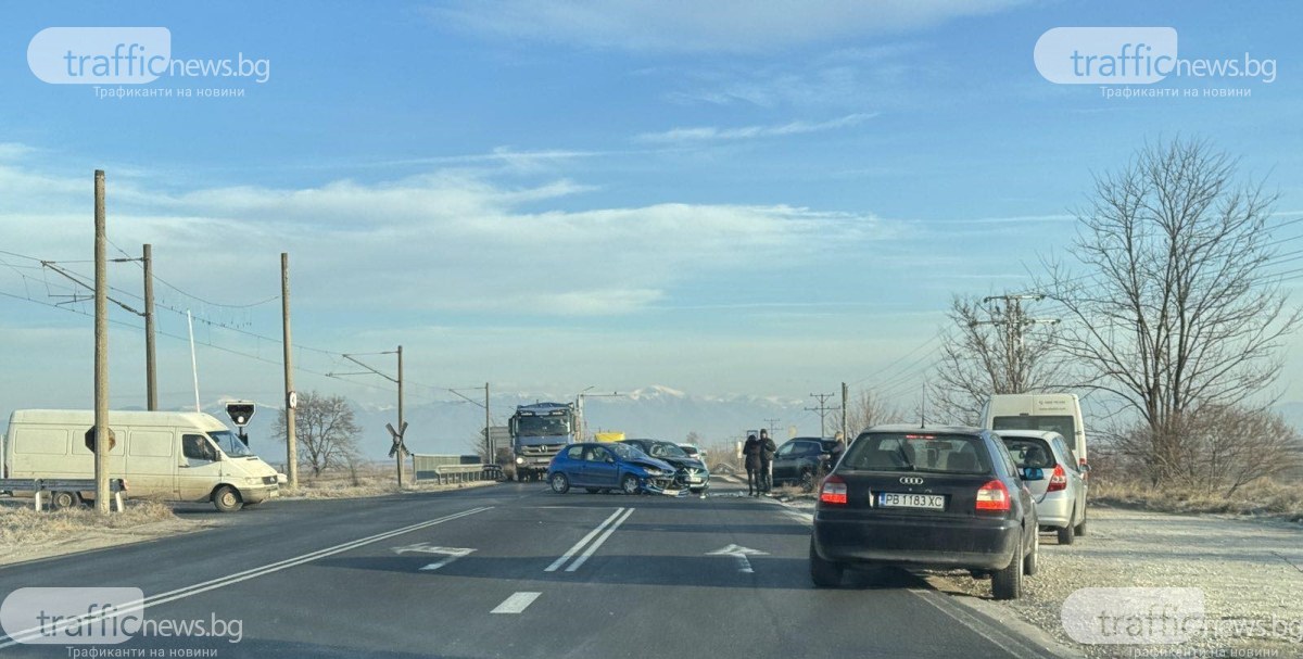 Две коли се блъснаха на пътя Пловдив - Карлово СНИМКИ