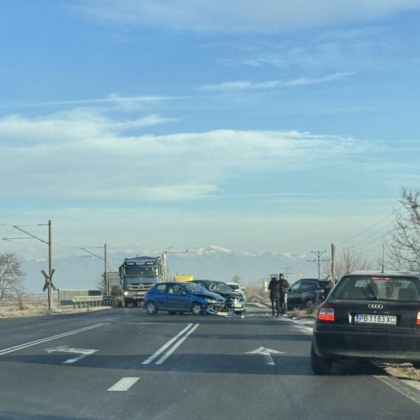 Две коли са се сблъскали на пътя Пловдив Карлово тази сутрин Инцидентът