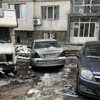 Джип блъсна няколко паркирани коли и избяга! СНИМКИ