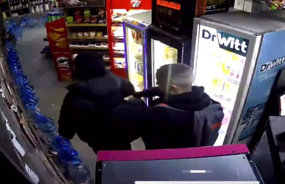 Младежи се изложиха в магазин, задигнаха много алкохол ВИДЕО