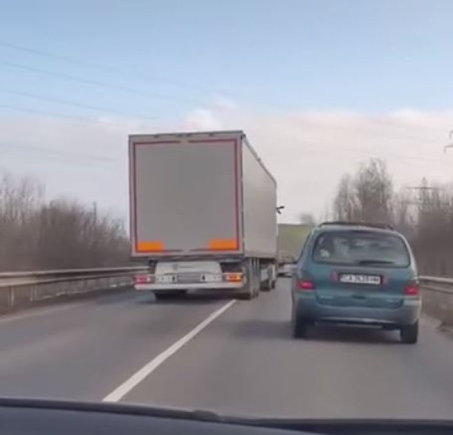 Тираджия с опасна маневра на пътя, мнозина го защитиха ВИДЕО