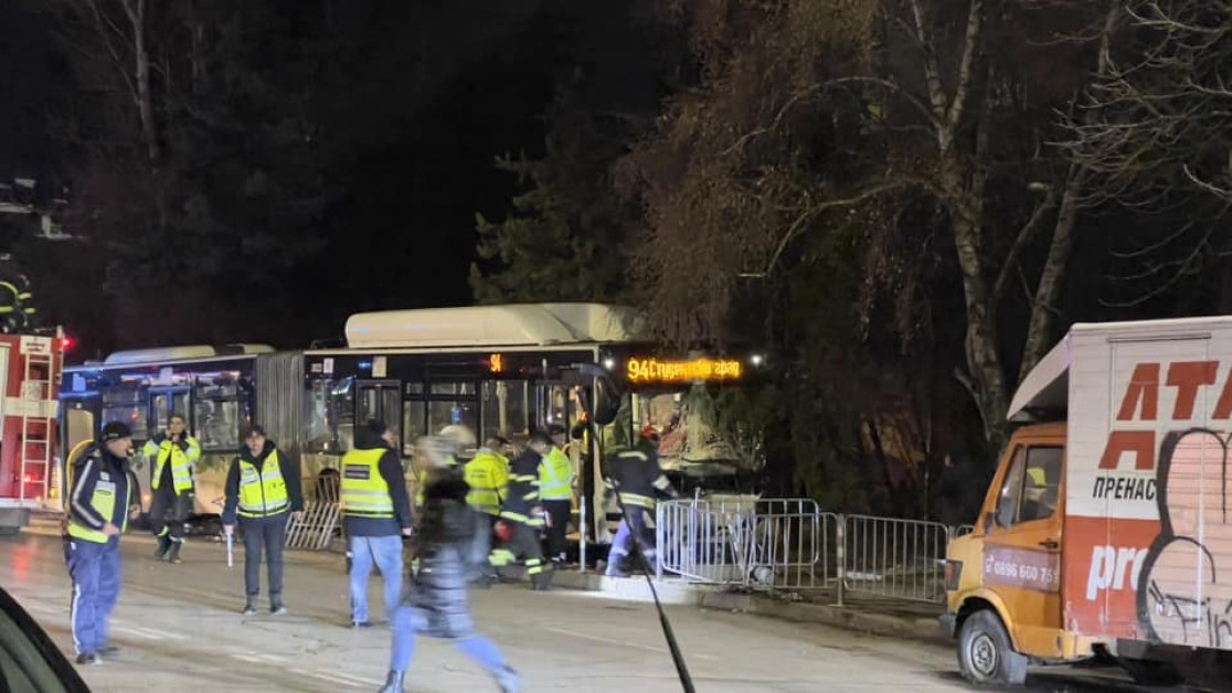 Автобус блъсна жена на тротоар и дипломатическа кола в София* СНИМКИ