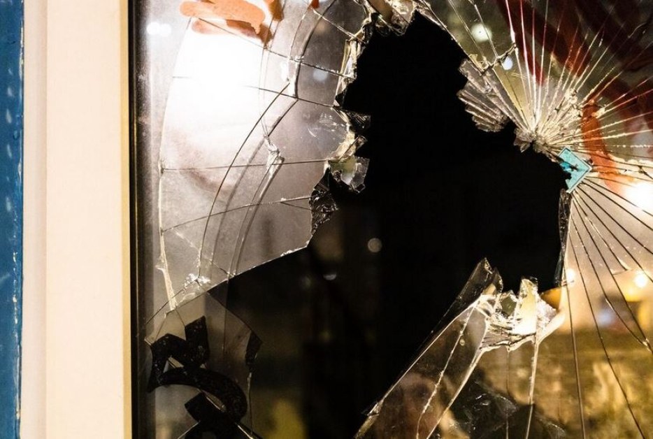 Мъж потроши прозорците на съседа си в Пловдивско