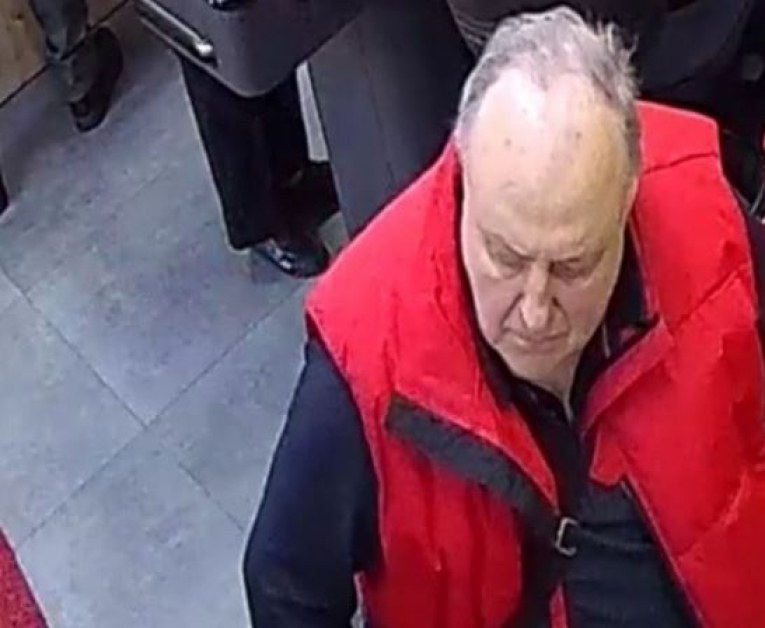 Мъж прибра забравен плик с пари от магазин в Пловдив, МВР го издирва