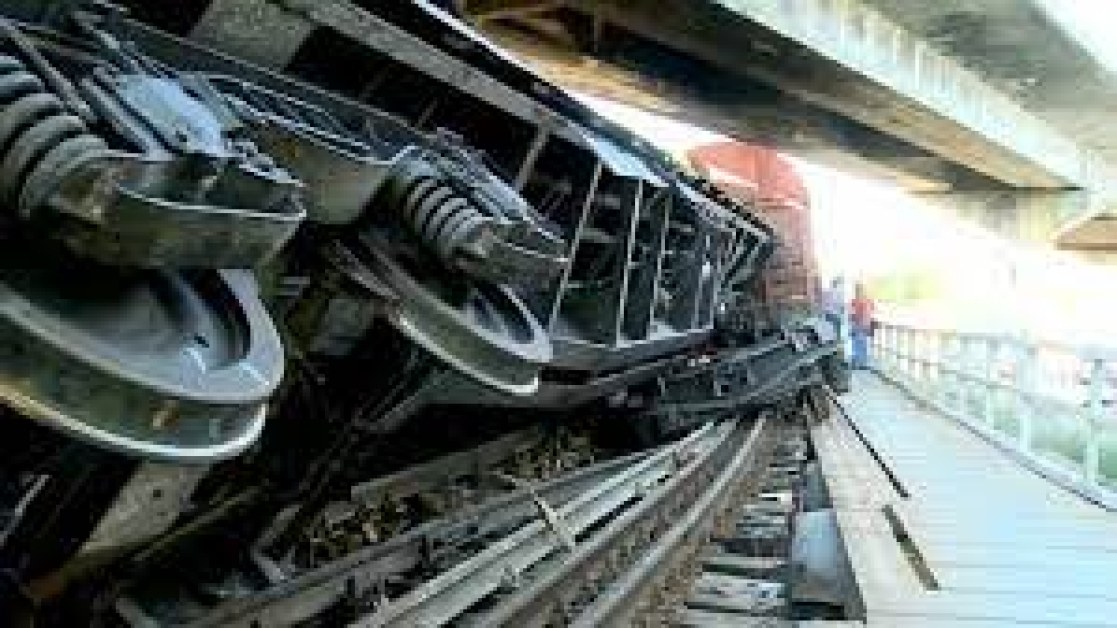 Влак дерайлира в Румъния, обърнаха се 10 вагона